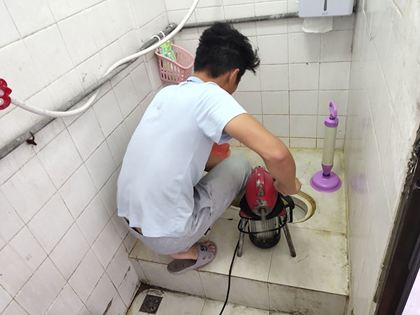 银海管道堵塞冒臭气 专业师傅现场解决问题