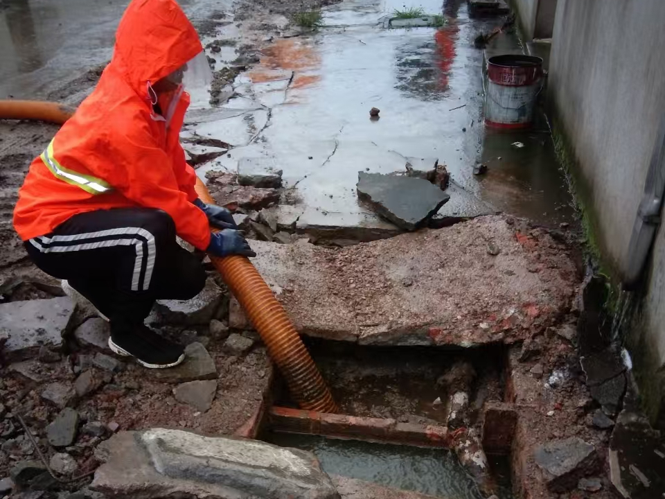 银海专业清理污水池 炜誉市政以规范流程守护城市 “肠道”