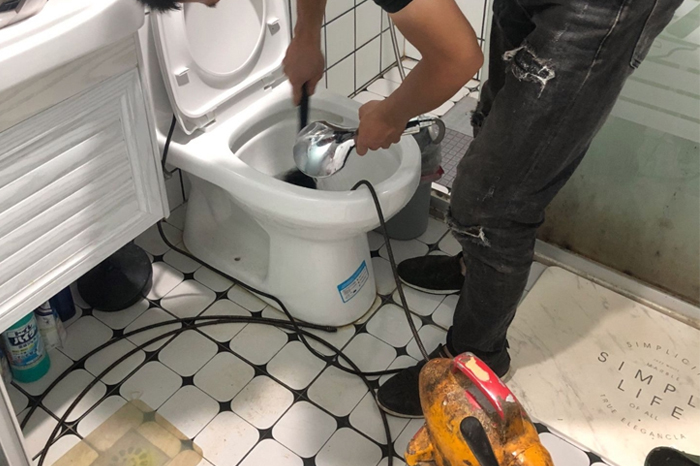 银海马桶堵塞自己疏通还是找师傅?专业上门服务让你省时更省心